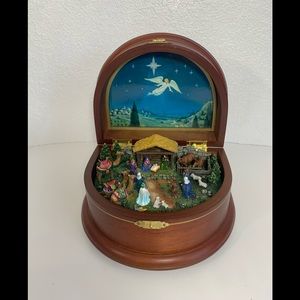 Danbury Mint Nativity Christmas Music Box